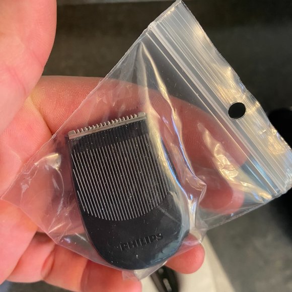 Philips Norelco 5000 Series Wet and Dry Electric Shaver - Picture 8 of 9